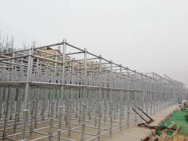 搭建腳手架橫向掃地桿與縱向掃地桿時，怎么設(shè)置好？ (圖1)